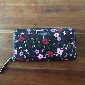 ADORABLE NWT Kate Spade Daycation floral wallet!
